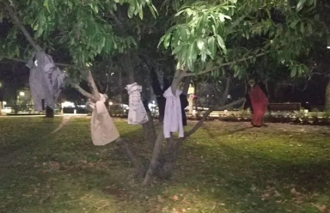 Έδεσσα: Μπουφάν κρεμασμένα στα δέντρα για να μη μείνει κανείς μόνος στους κρύους μήνες του χειμώνα