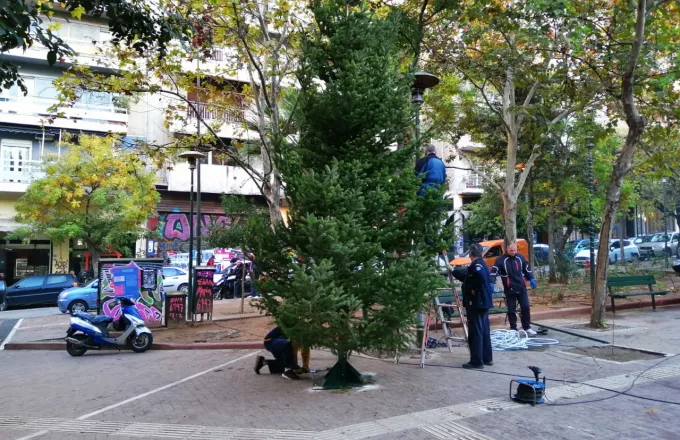 Χριστουγεννιάτικο δέντρο και παρέμβαση καθαριότητας - αποκατάστασης στην πλατεία Εξαρχείων (pics)
