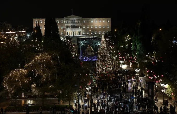 Άναψε το Χριστουγεννιάτικο δέντρο της Αθήνας στο Σύνταγμα