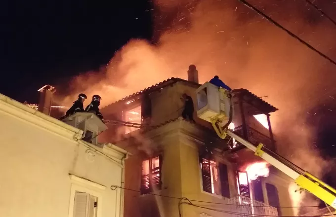 Μεγάλη φωτιά σε μονοκατοικία στην Κέρκυρα - Γυναίκα πήδηξε από το μπαλκόνι με το παιδί της (vid)