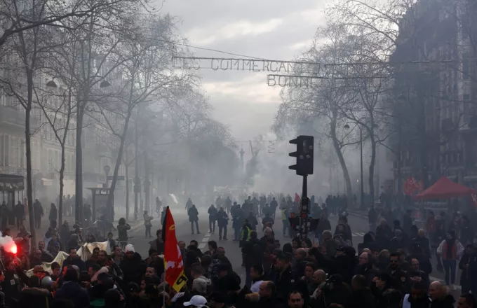 Γαλλία: Δακρυγόνα εναντίον διαδηλωτών κατά την 13η ημέρα απεργίας