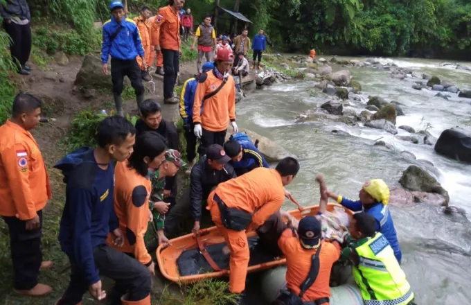 Πολύνεκρο δυστύχημα στην Ινδονησία - Λεωφορείο έπεσε σε χαράδρα