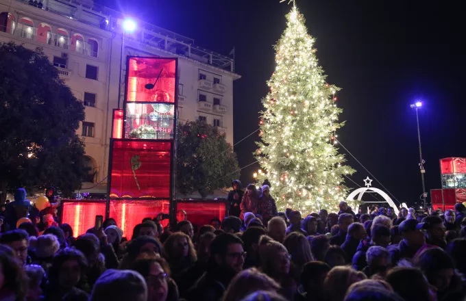 Θεσσαλονίκη: Mε Ζέρβα σε ρόλο... μαέστρου άναψε το χριστουγεννιάτικο δέντρο (vid)