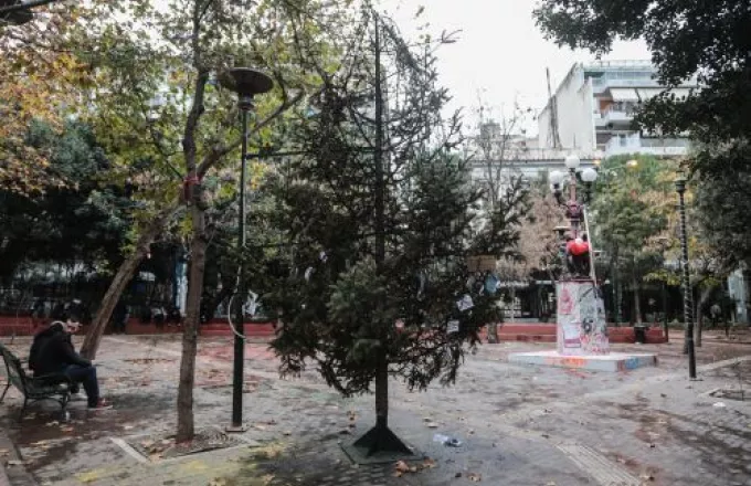 Αντιεξουσιαστές στόλισαν το καμμένο δέντρο στα Εξάρχεια (pics)