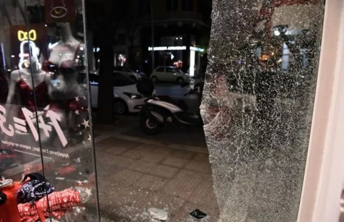 Θεσσαλονίκη: Ζημιές σε 13 καταστήματα από τις επιθέσεις - Ελεύθεροι οι 29 προσαχθέντες (pics)