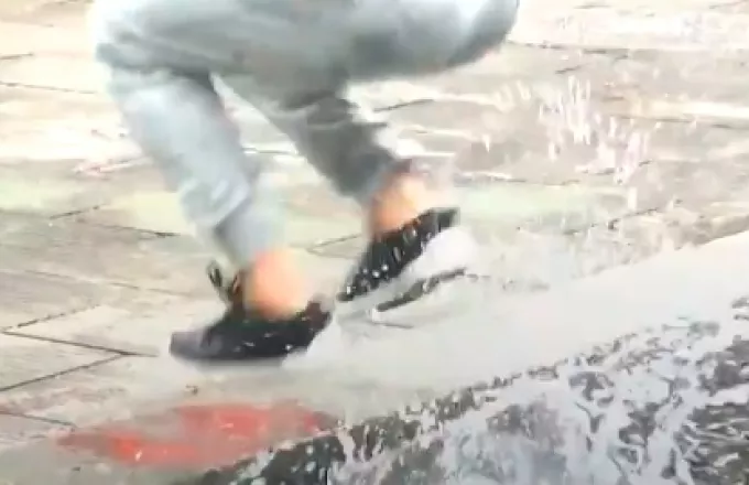 Ποιος Μπρους Λι... Ο δάσκαλος Κουνγκ Φου που περπατά στο νερό! (video) 