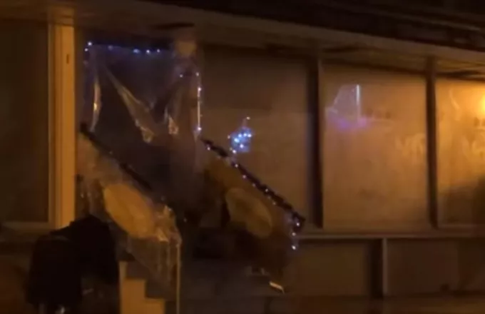 Χριστούγεννα  στο δρόμο: Ο άστεγος που στόλισε το «σπίτι» του στο Μικρολίμανο (vid)