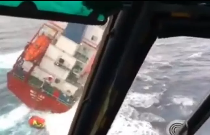 Το βίντεο από τη δραματική διάσωση του πληρώματος του ακυβέρνητου πλοίου στη Λέσβο (vid)