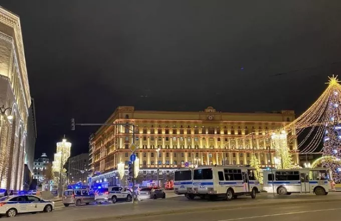 Ρωσία: Η στιγμή που η αστυνομία «εξουδετερώνει» τον ένοπλο στο κέντρο της Μόσχας (Vid)