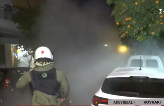Καρέ - καρέ η σύγκρουση των αστυνομικών με τους καταληψίες στο Κουκάκι (vid)