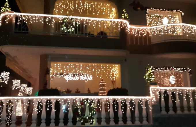 Πιο Χριστούγεννα δεν γίνεται: Στην Κοζάνη βρίσκεται το πιο στολισμένο σπίτι (vid)