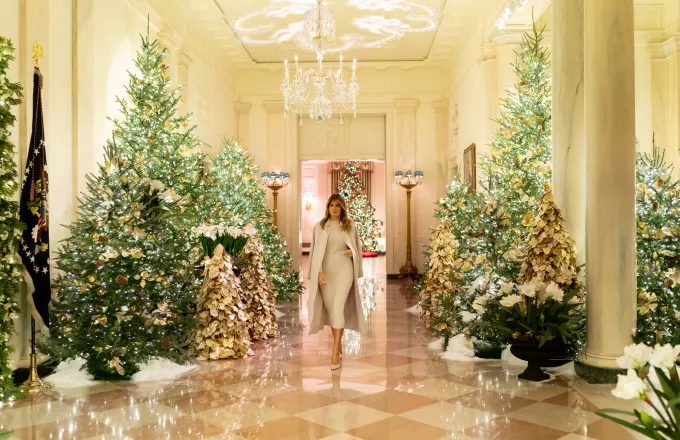 Η Μελάνια στολίζει χριστουγεννιάτικα τον Λευκό Οίκο φορώντας 12ποντα (vid)