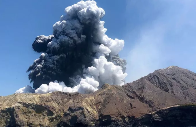 Ισλανδία: Ηφαιστειακή έκρηξη κοντά στο Ρέικιαβικ (pics+video)