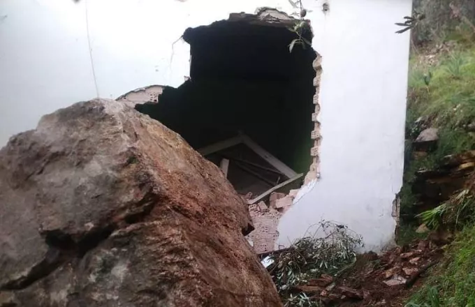 Τεράστιος βράχος έπεσε σε σπίτι στην Άρτα - Τρύπησε τον τοίχο (pics, vid)
