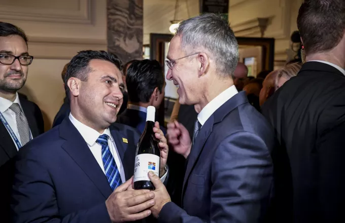 «Μακεδονικό» κρασί «κέρασε» τον ΓΓ του ΝΑΤΟ Στόλτεμπεργκ ο Ζάεφ (pic)