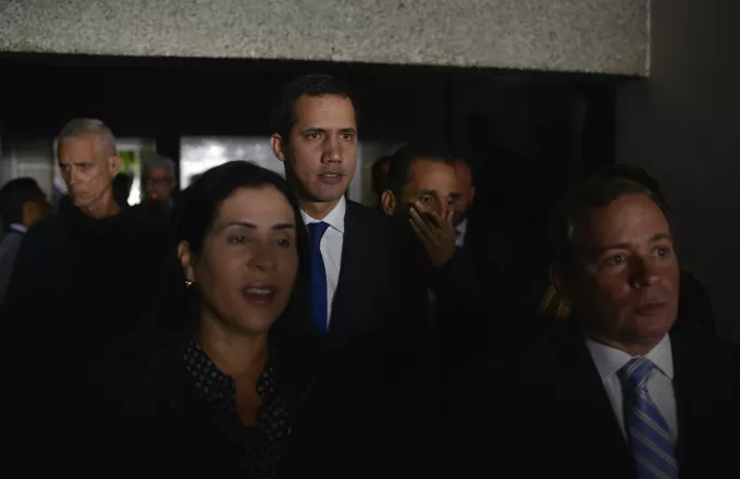 Ο Γκουαϊδό κατάφερε να μπει στο κτίριο της Εθνοσυνέλευσης και ορκίστηκε πρόεδρος της Βενεζουέλας