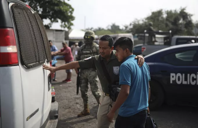 Μεξικό: 292 μετανάστες εντοπίστηκαν μέσα σε δύο φορτηγά