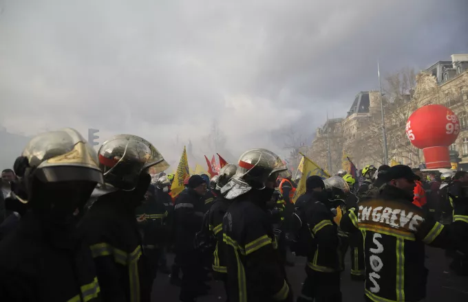 Συγκρούσεις μεταξύ αστυνομικών και πυροσβεστών σε διαδήλωση στο Παρίσι