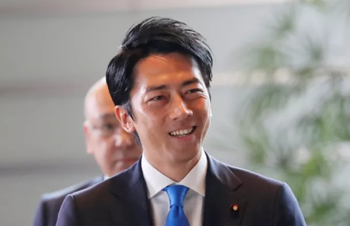 Ιάπωνας υπουργός πάει κόντρα στα στερεότυπα και παίρνει άδεια πατρότητας