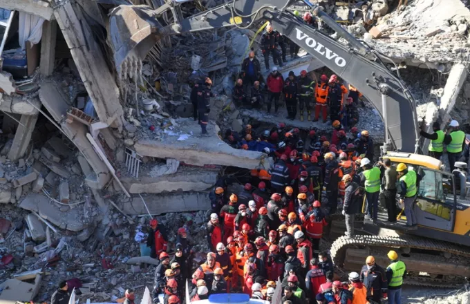 Σεισμός στην Τουρκία: Στους 39 οι νεκροί - Αγωνία για τους εγκλωβισμένους