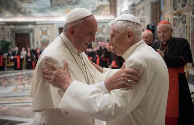 Οι δύο Πάπες: Σύγκρουση για αγαμία του κλήρου - Έσπασε τη σιωπή του ο Βενέδικτος