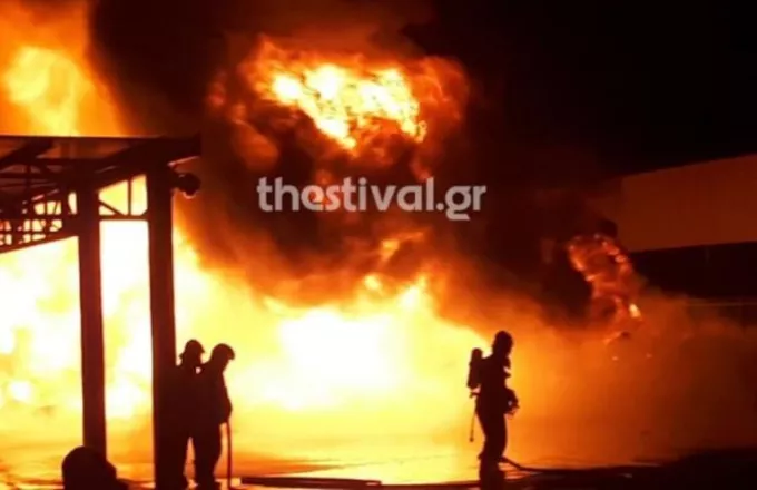 Θεσσαλονίκη: Φωτιά σε εργοστάσιο στη Σίνδο (video) 