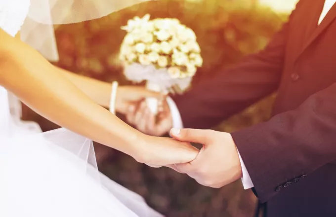 Ο πρώτος δήμος στην Ελλάδα που «βγάζει» ψηφιακά άδειες πολιτικού γάμου