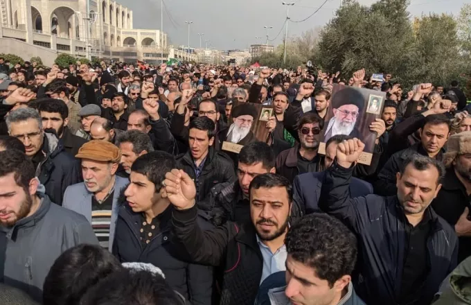 Ιράν - φόνος Σουλεϊμανί: Ιρανοί διαδηλώνουν κατά των ΗΠΑ σε εκατοντάδες πόλεις