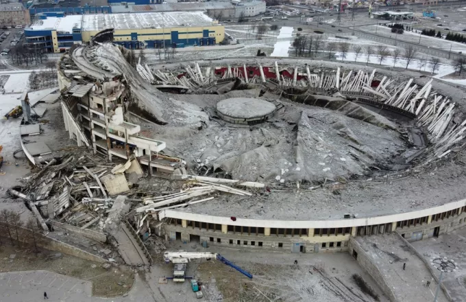Ρωσία: Κατάρρευση οροφής σταδίου - Ένας νεκρός (pics, vid)