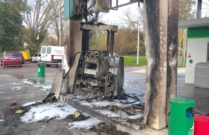 Παρανάλωμα του πυρός: ΙΧ «καρφώθηκε» σε βενζινάδικο στην Κέρκυρα (pics)