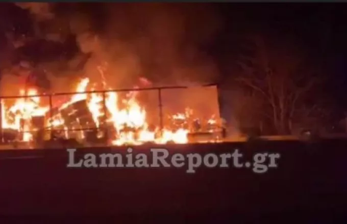 Συγκλονιστικό βίντεο: Καίγεται νταλίκα στην Eθνική οδό
