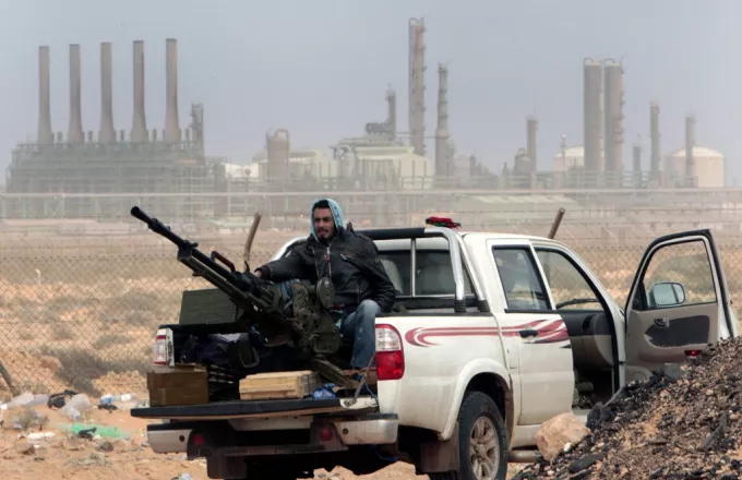 Λιβύη: Στο μισό η παραγωγή πετρελαίου λόγω του αποκλεισμού από τις δυνάμεις του Χαφτάρ