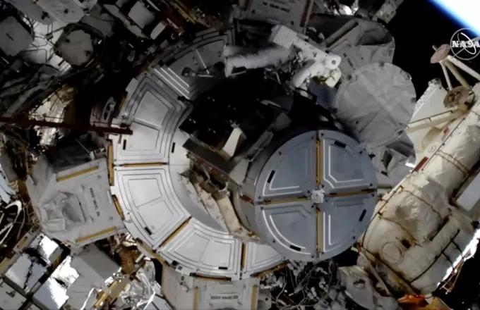Δεύτερη έξοδος στο διάστημα για δύο αστροναύτισσες της NASA (vid, pics)