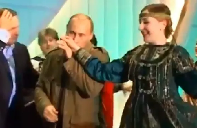Σπάνιο βίντεο με Πούτιν - Μπους να χορεύουν - Ο... ιπποτικός Πούτιν (vid)