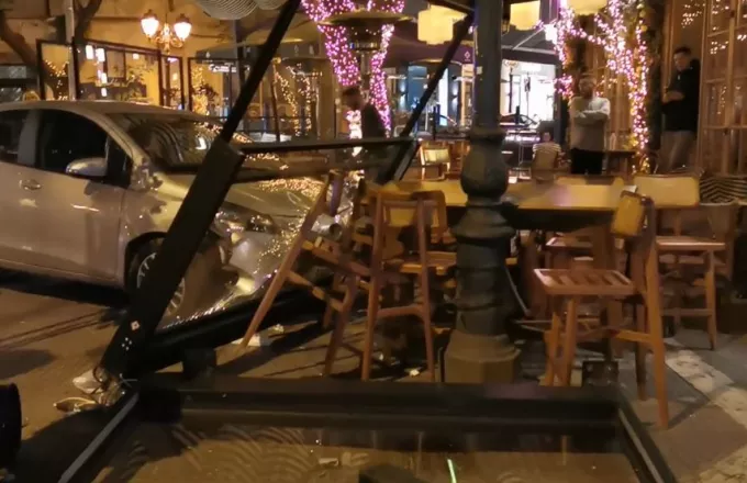Θεσσαλονίκη: Αυτοκίνητο «μπούκαρε» σε καφετέρια (video)