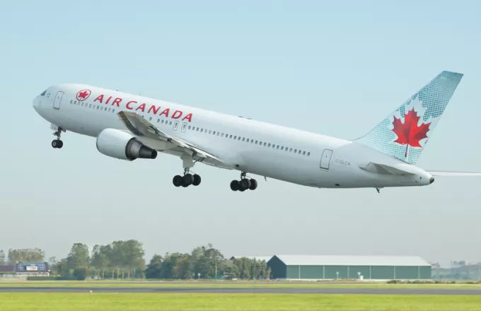 Καναδάς: Ξεκόλλησε τροχός αεροπλάνου κατά την απογείωση και επιβάτης το κατέγραψε (video)