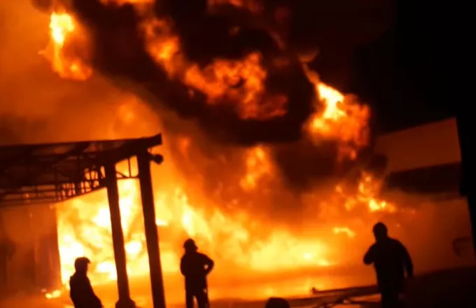 Θεσσαλονίκη: Υπό μερικό έλεγχο η φωτιά σε εταιρεία γεωργικών μηχανημάτων στη Σίνδο