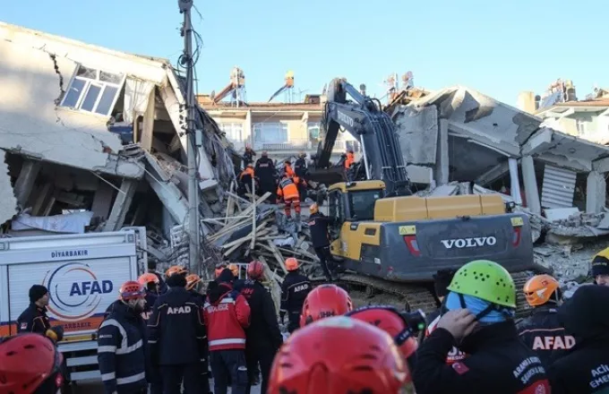 Σεισμός στην Τουρκία: Συγκλονιστικές εικόνες από τη διάσωση ανθρώπων στα ερείπια