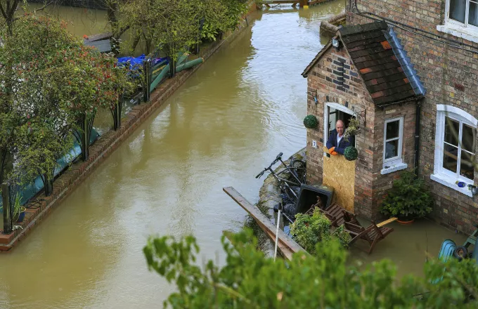 Συνεχίζεται η ταλαιπωρία για τους πλημμυροπαθείς στη Βρετανία
