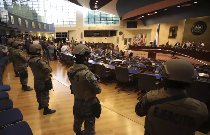 Ελ Σαλβαδόρ: Ομάδα βαριά οπλισμένων στρατιωτών εισέβαλαν στο κοινοβούλιο