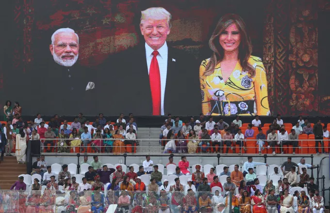Ινδία: Πλήθη συγκεντρώνονται για την υποδοχή του Τραμπ