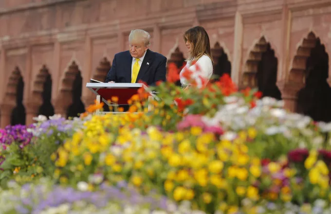 Ταζ Μαχάλ: Στο μνημείο της αγάπης ο Ντόναλντ κι η Μελάνια Τραμπ (pic)