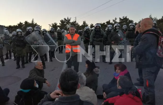 Μυτιλήνη: Παρατάχθηκαν στο Διαβολόρεμα οι κάτοικοι-Έτοιμοι να συγκρουστούν με τα ΜΑΤ 