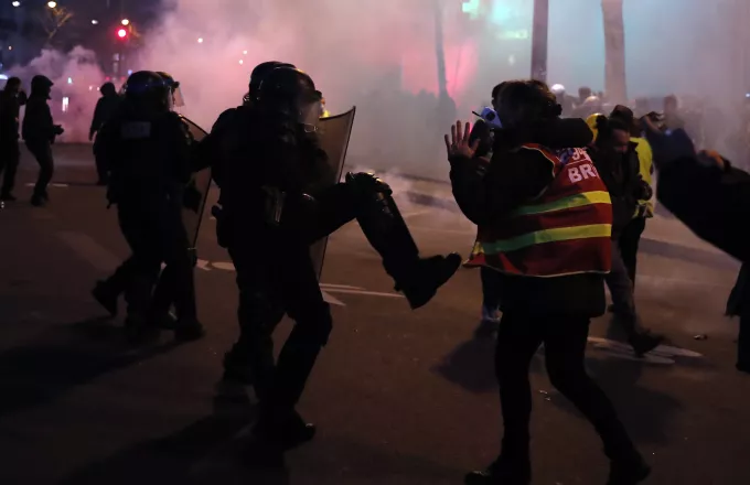 Ταραχές στο Παρίσι: Διαδηλωτές έβαλαν φωτιές - 23 συλλήψεις από τις αρχές 