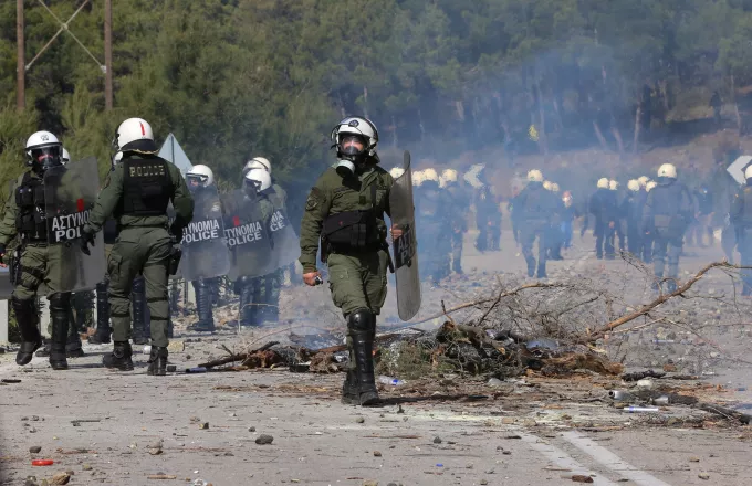 Λέσβος: Επίθεση διαδηλωτών σε δυνάμεις της αστυνομίας που κατευθύνονταν στην πόλη