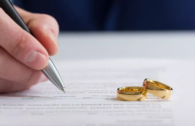Ιαπωνικά ΜΜΕ: Το ανώτατο δικαστήριο κρίνει ότι τα παντρεμένα ζευγάρια πρέπει να χρησιμοποιούν το ίδιο επώνυμο