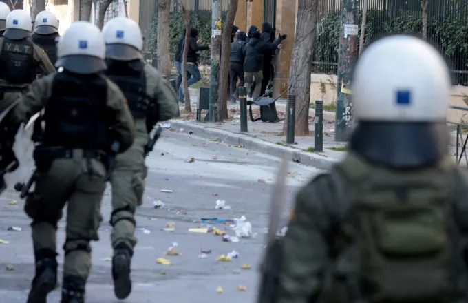 Κυβέρνηση κατά Κουμουνδούρου για ΑΣΟΕΕ: Πολιτική κάλυψη ΣΥΡΙΖΑ στους τραμπούκους
