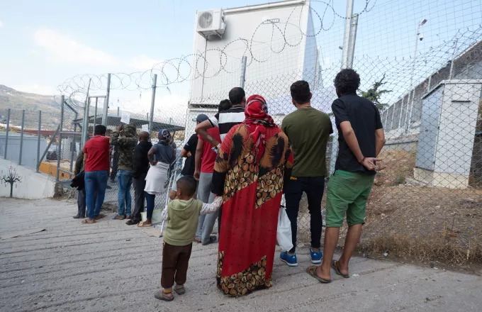 Κουμουτσάκος: Με κάρτα η είσοδος και η έξοδος στα κλειστά κέντρα μεταναστών