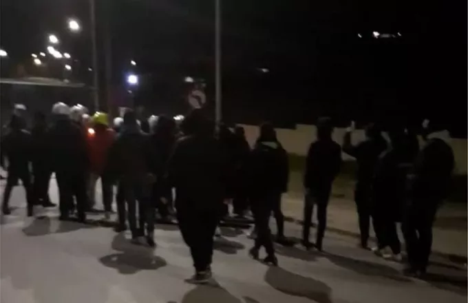 Μεταμεσονύχτια πορεία μεταναστών και ΜΚΟ στη Λέσβο