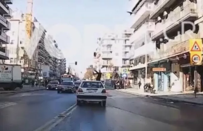 Θεσσαλονίκη: Αυτοκίνητο παρασύρει γυναίκα . Τραυματίστηκε ελαφρά (ΒΙΝΤΕΟ)